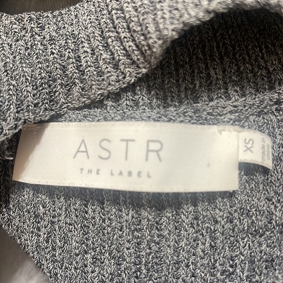 ASTR Gray Sleeveless Ribbed Sweater V Neck Tank - Picture 5 of 6